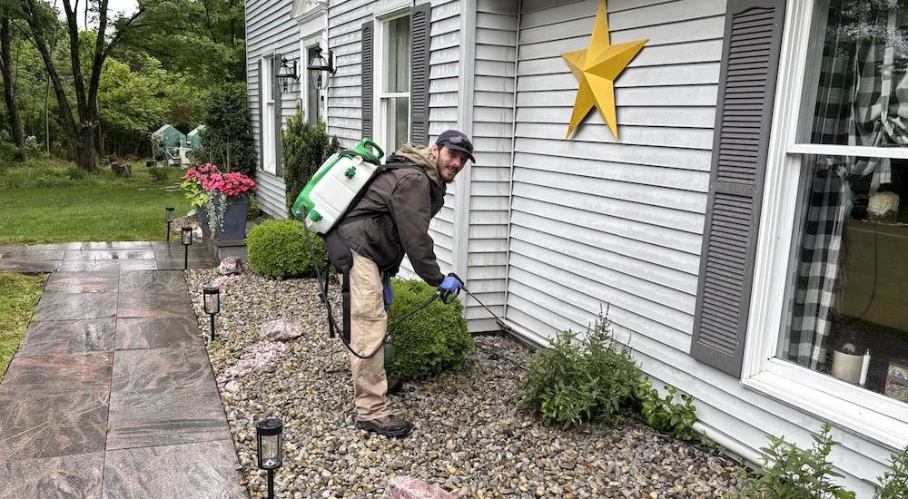 ace walco pest control technician